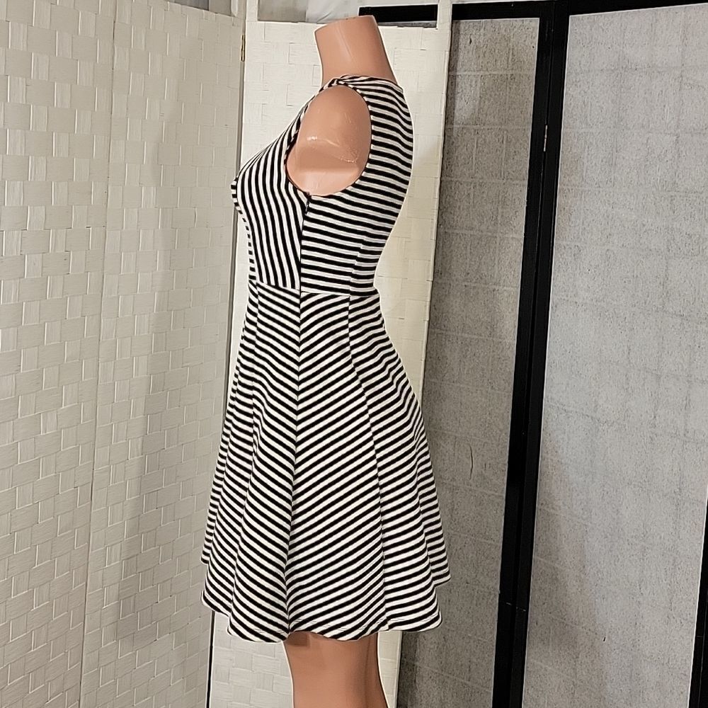 ATTENTION STRIPE SLEEVELESS ROUNDNECK MINI DRESS - Picture 7 of 12